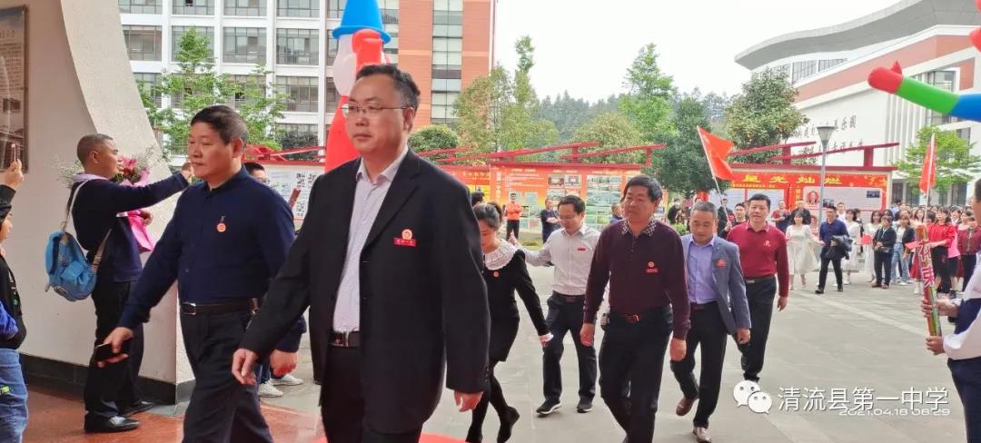 8点30分，在活力动感的《十八岁畅想》配乐声中、在高一高二学弟学妹们的欢呼呐喊下，学校领导、老师、家长牵手孩子踏上象征着开启人生新旅程的红地毯，跨过标志着成熟的成人门，步入学校大操场的仪式现场。.jpg